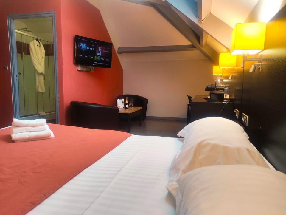 Coffee/tea facilities, Living room, Bath, hair dryier, minibar