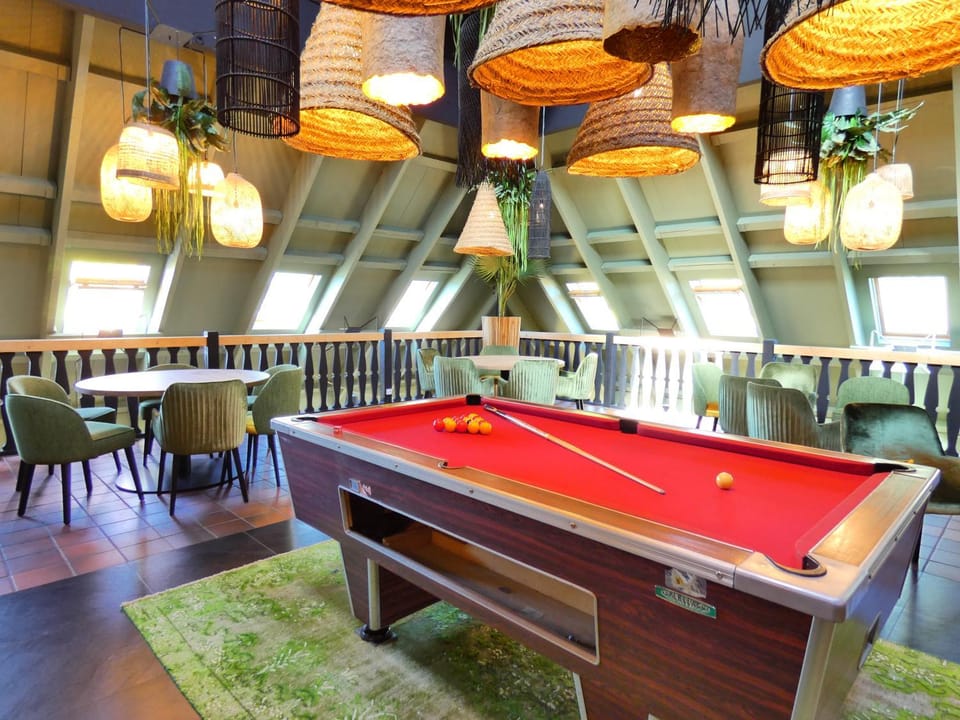 Billiard, Lounge or bar
