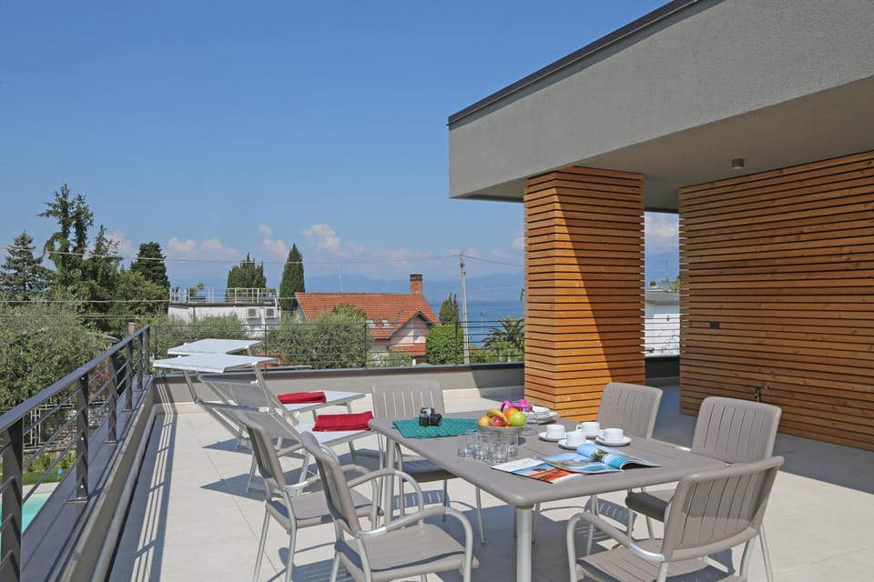 Balcony/Terrace, Lake view, Pool view