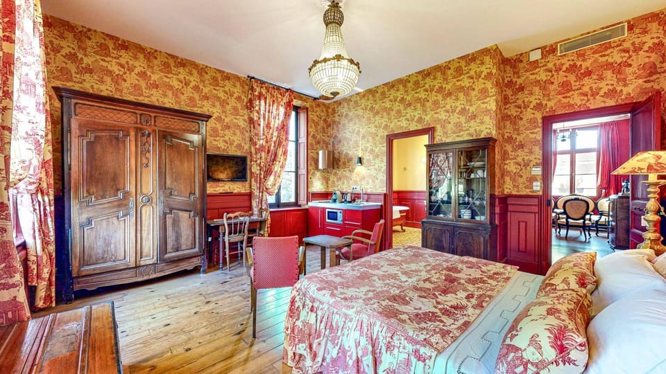 Bed, TV and multimedia, Kitchen or kitchenette, Photo of the whole room, Dining area, Bedroom, wardrobe
