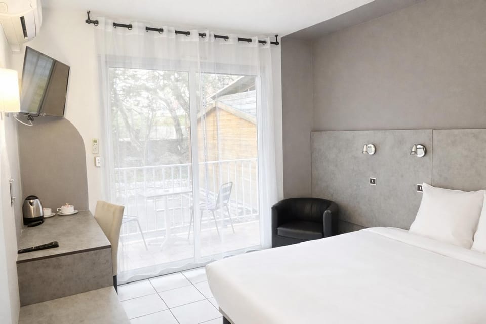 Bed, TV and multimedia, Photo of the whole room, Bedroom