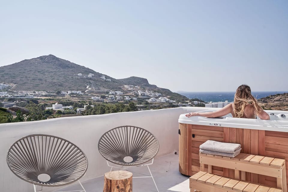 People, Balcony/Terrace, Seating area, Mountain view, Sea view