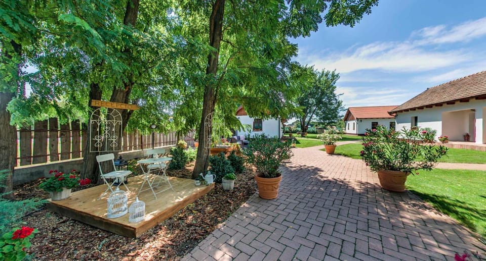 Tóth Vendégház és Apartmanház Újfehértó Bed and Breakfast in Slovakia