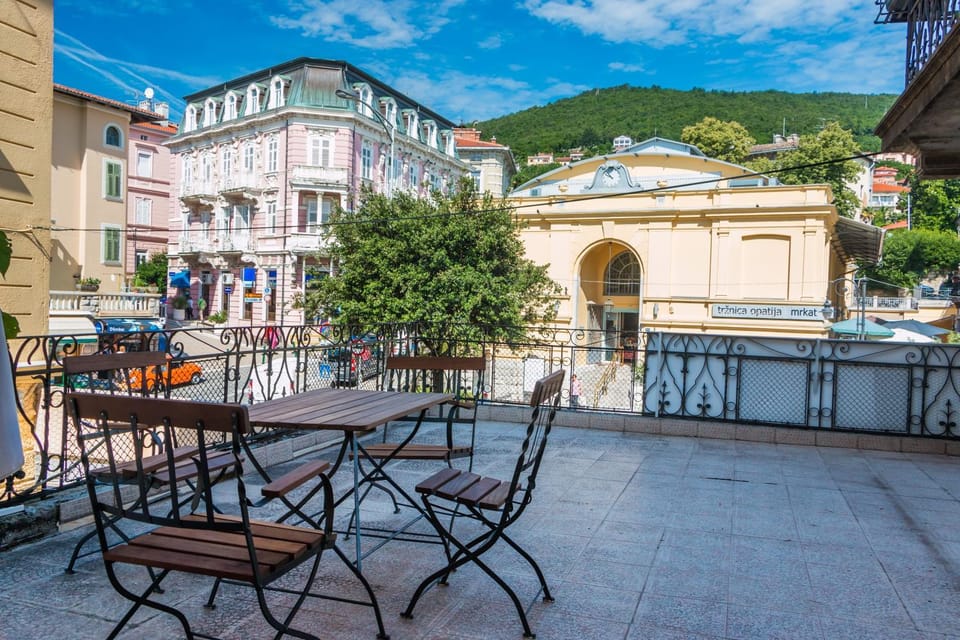 Restaurant/places to eat, Balcony/Terrace, Street view, Supermarket/grocery shop, Shopping Area