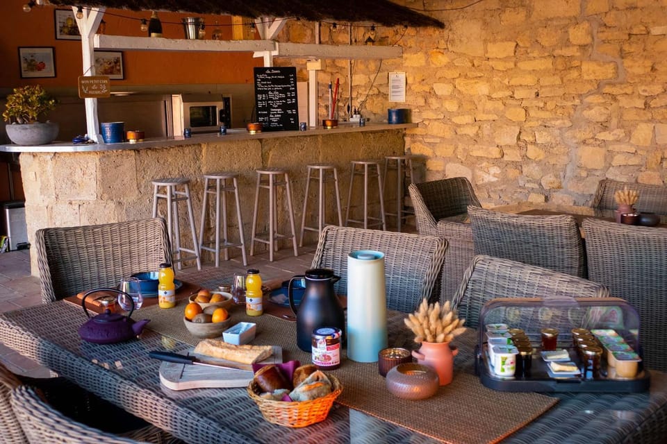 Lounge or bar, Breakfast