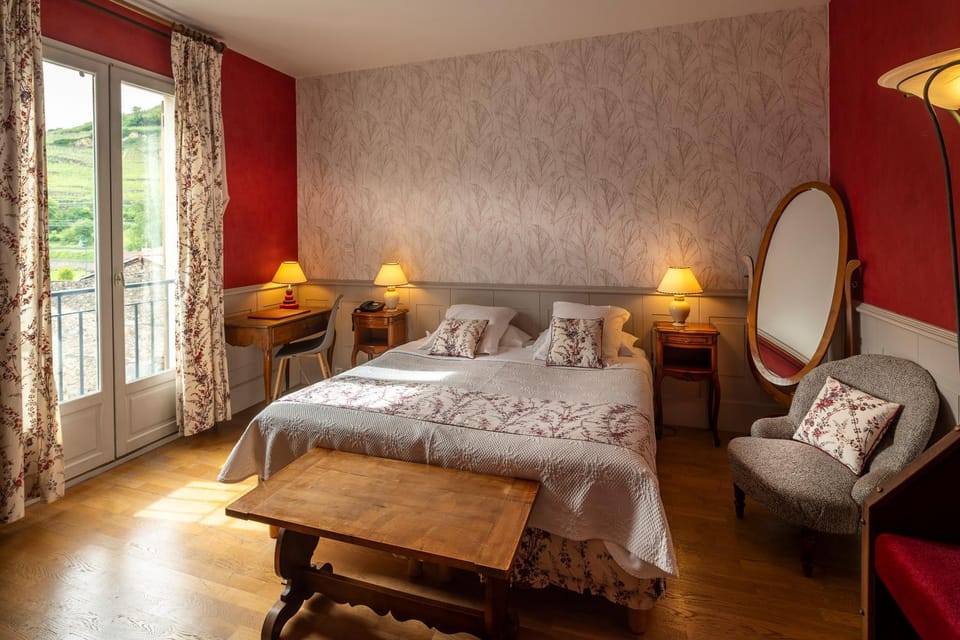 Bed, Photo of the whole room