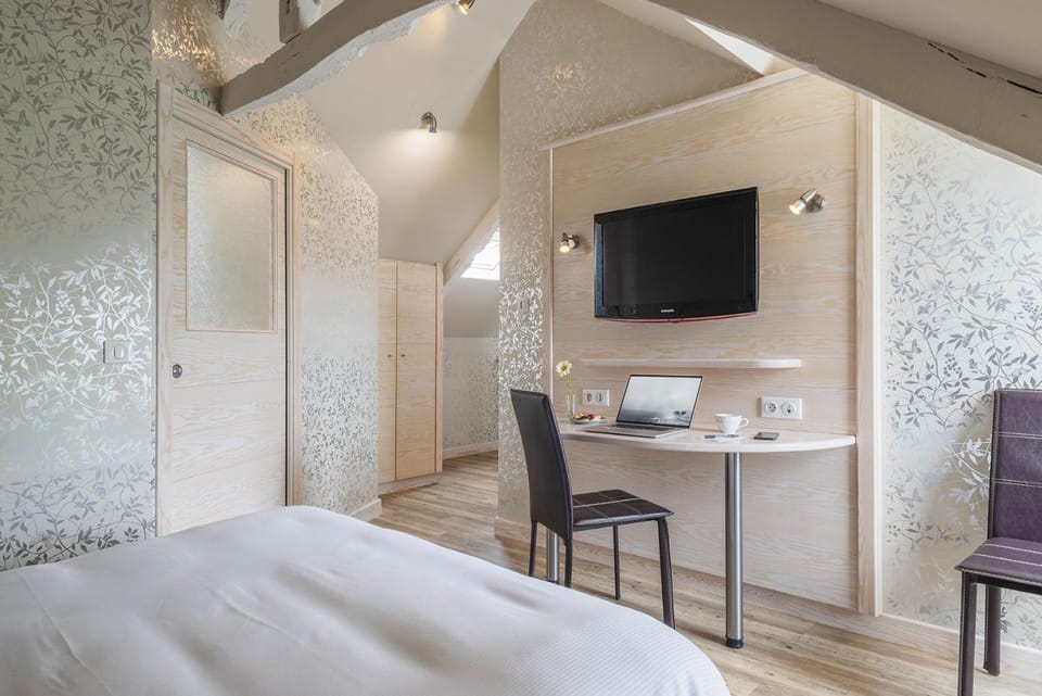 Bed, TV and multimedia, Photo of the whole room, Seating area, Bedroom