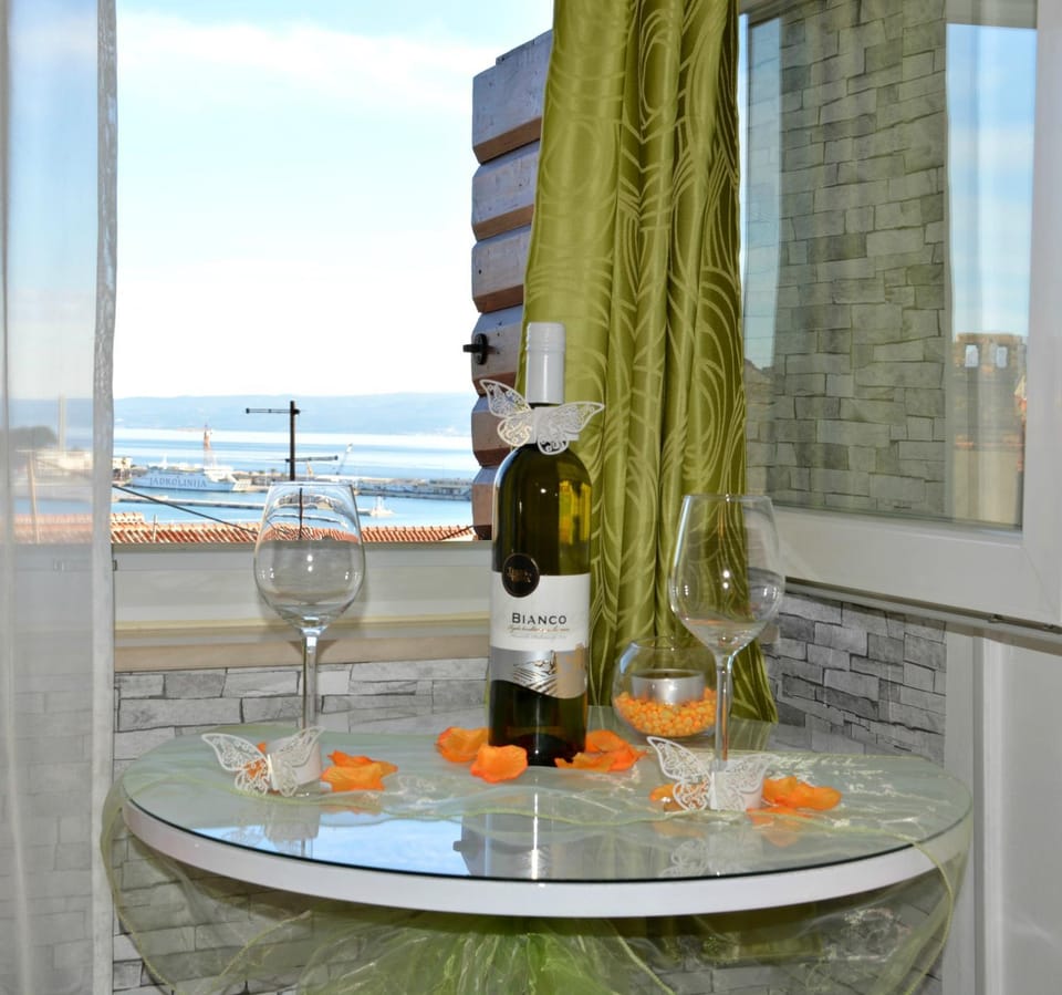 Kitchen or kitchenette, Sea view