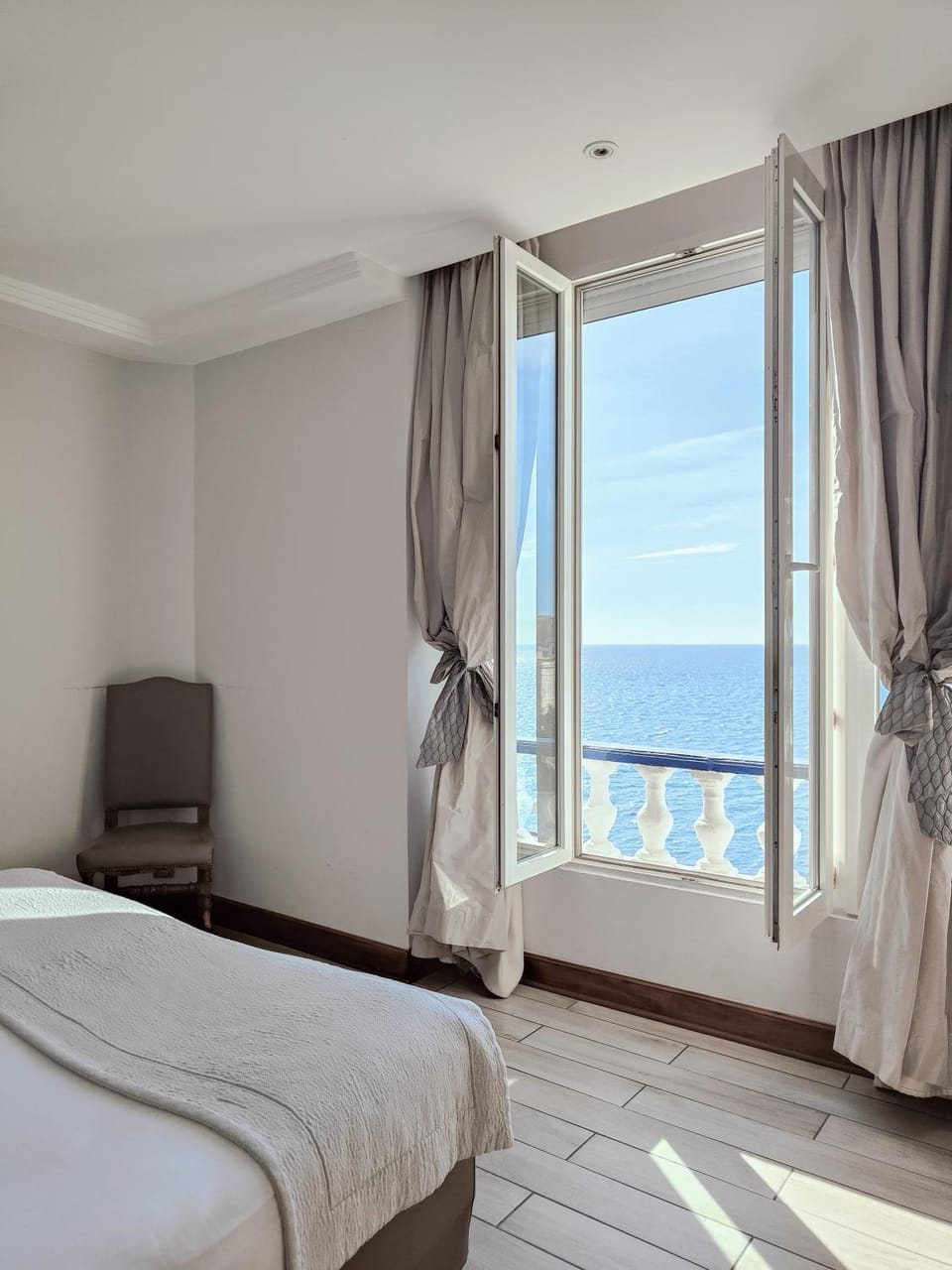 Photo of the whole room, Sea view