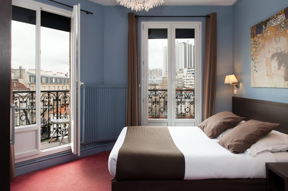 Bed, TV and multimedia, View (from property/room), Balcony/Terrace, Photo of the whole room, Bedroom, City view