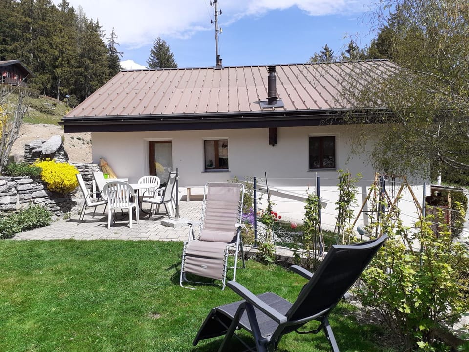 Property building, Patio, Facade/entrance, Garden