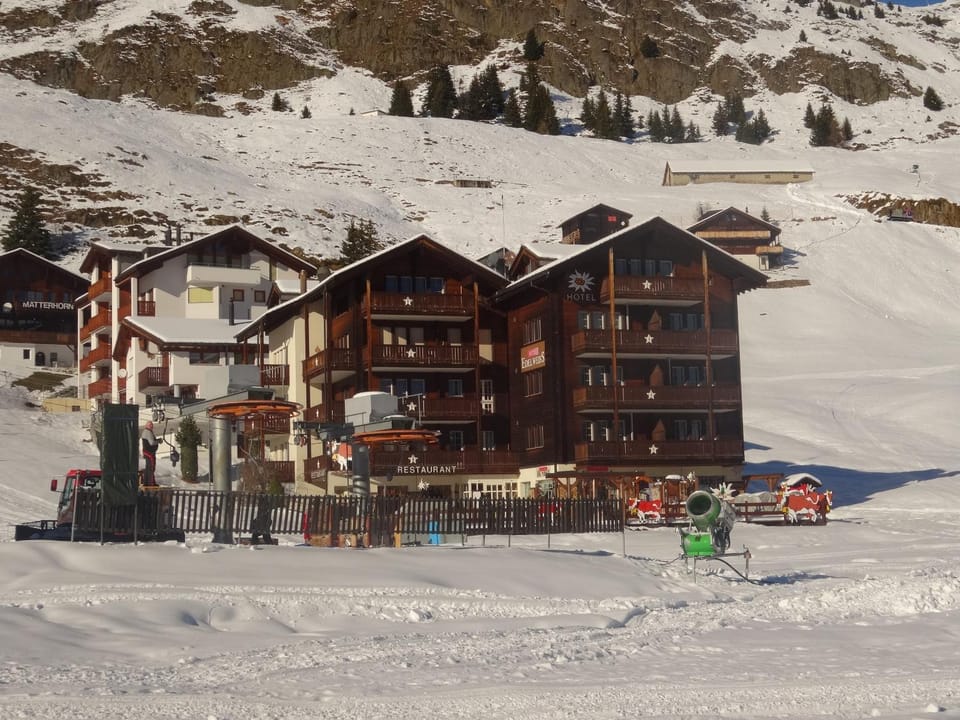Restaurant/places to eat, Day, Winter, Balcony/Terrace