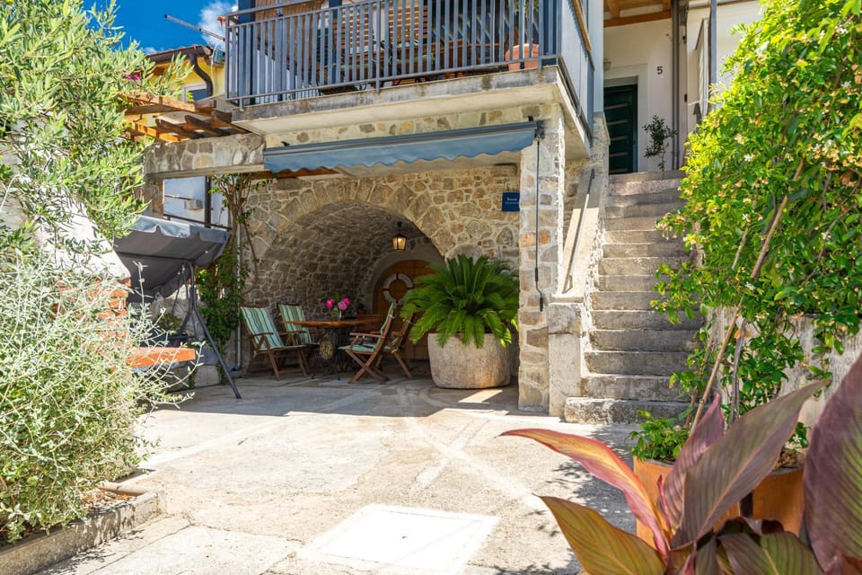 Property building, Patio, Day, Garden, Balcony/Terrace, Garden view