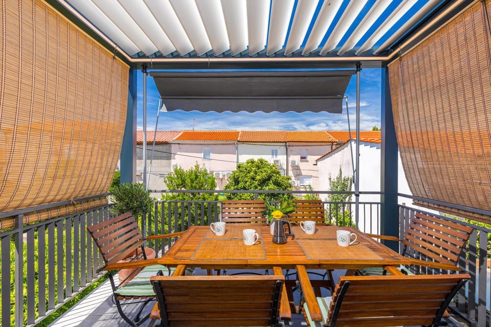 Day, Balcony/Terrace, Seating area, Dining area