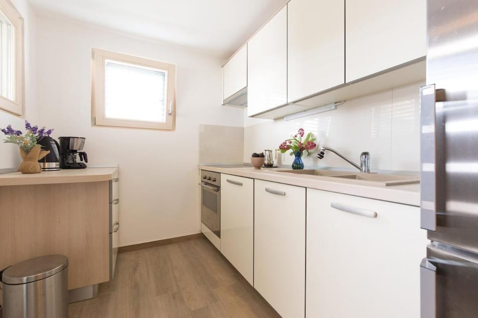 Coffee/tea facilities, Kitchen or kitchenette, dishwasher, microwave, oven, stove