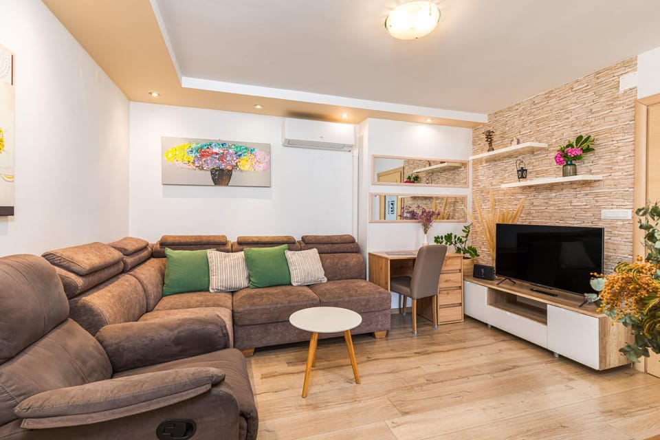 Communal lounge/ TV room, TV and multimedia, Living room, Seating area, Evening entertainment