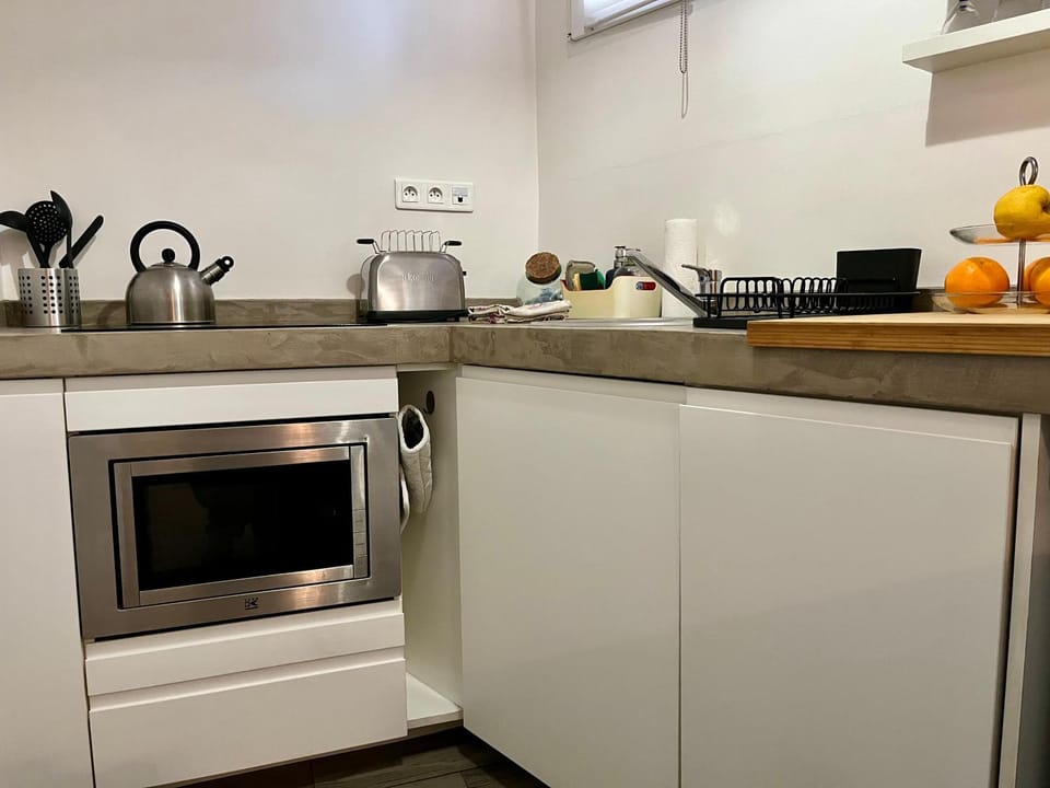 Coffee/tea facilities, Kitchen or kitchenette, oven, stove