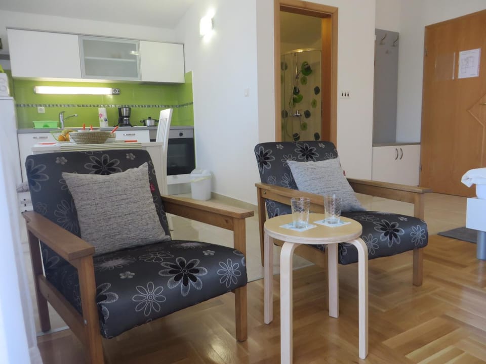 Kitchen or kitchenette, Living room, Bedroom