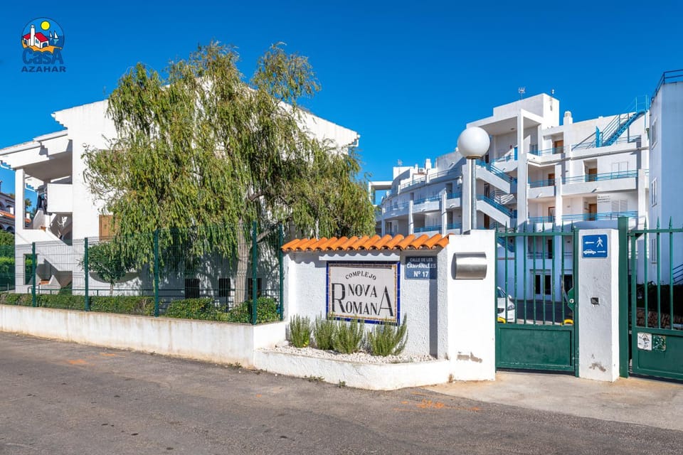 Property building, Facade/entrance, Lobby or reception