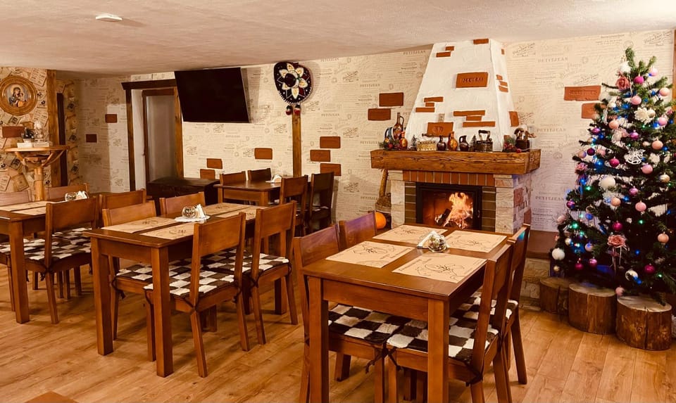 Restaurant/places to eat, Communal lounge/ TV room, TV and multimedia, Living room, Banquet/Function facilities, Seating area