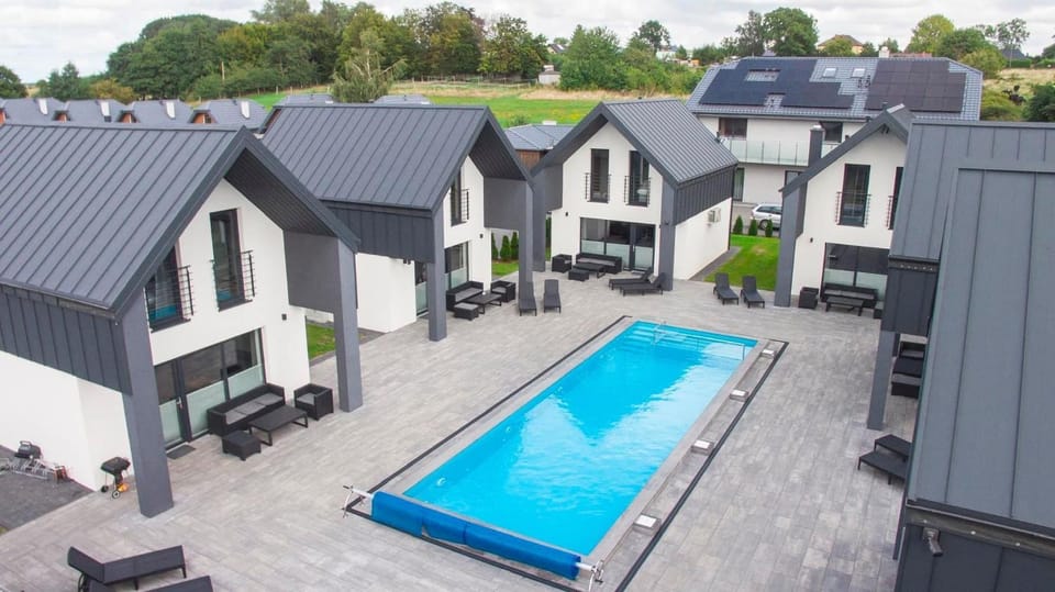 Property building, Day, Pool view, Swimming pool, sunbed