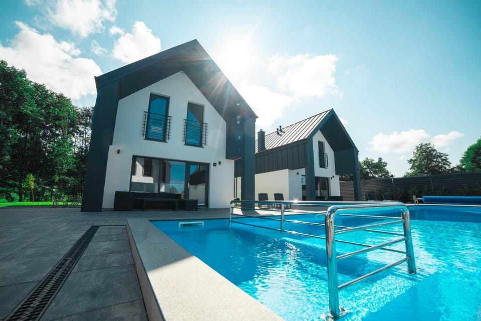 Property building, Day, Pool view, Swimming pool, sunbed