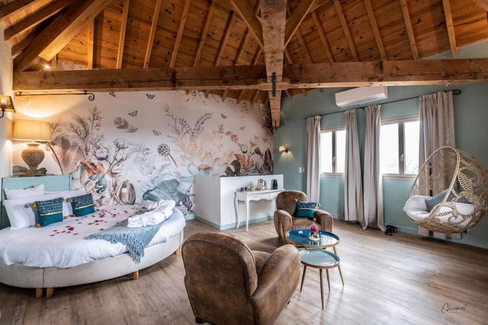 Bed, Photo of the whole room, Bedroom
