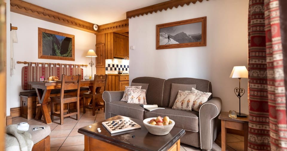 Living room, Food and drinks, Seating area, Dining area, Food