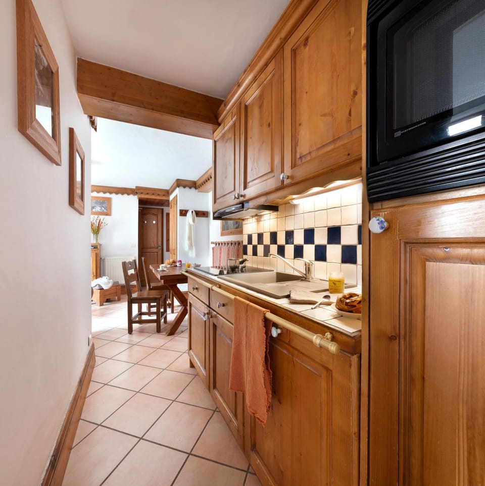 Kitchen or kitchenette, Dining area, Communal kitchen, dishwasher, minibar, oven, stove