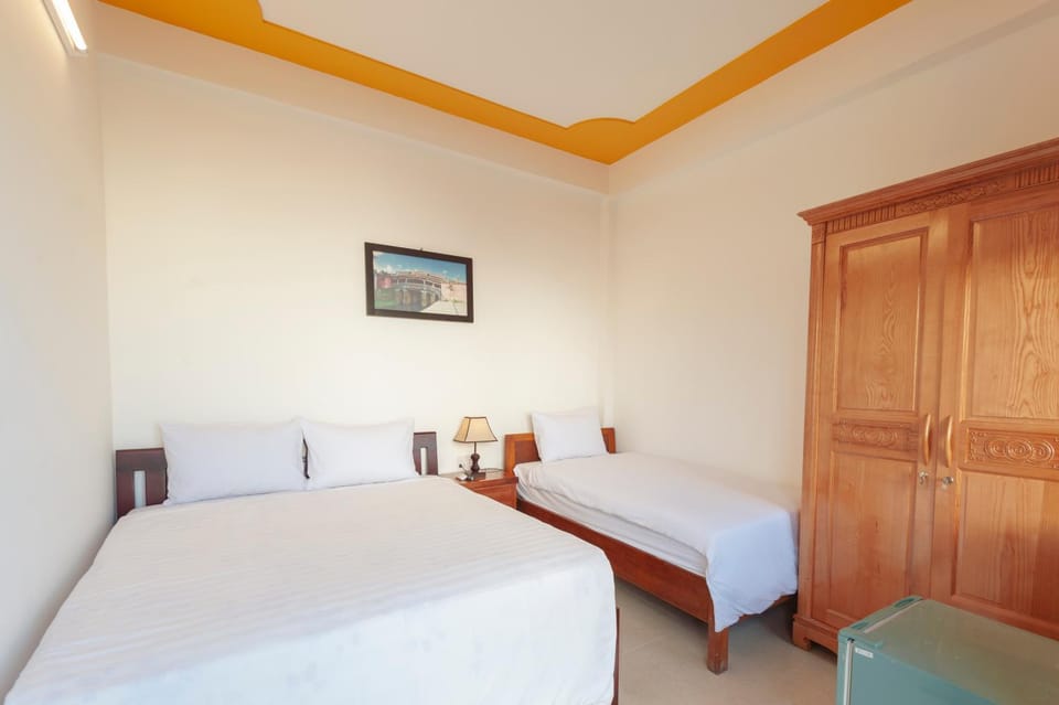Photo of the whole room, Garden view