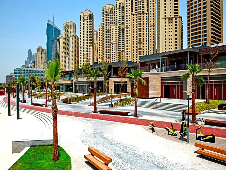 Property building, Restaurant/places to eat, Children play ground, Beach, Evening entertainment, Supermarket/grocery shop, Shopping Area