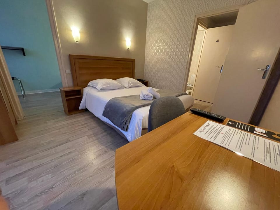 Bed, Photo of the whole room, Bedroom, furniture, towels