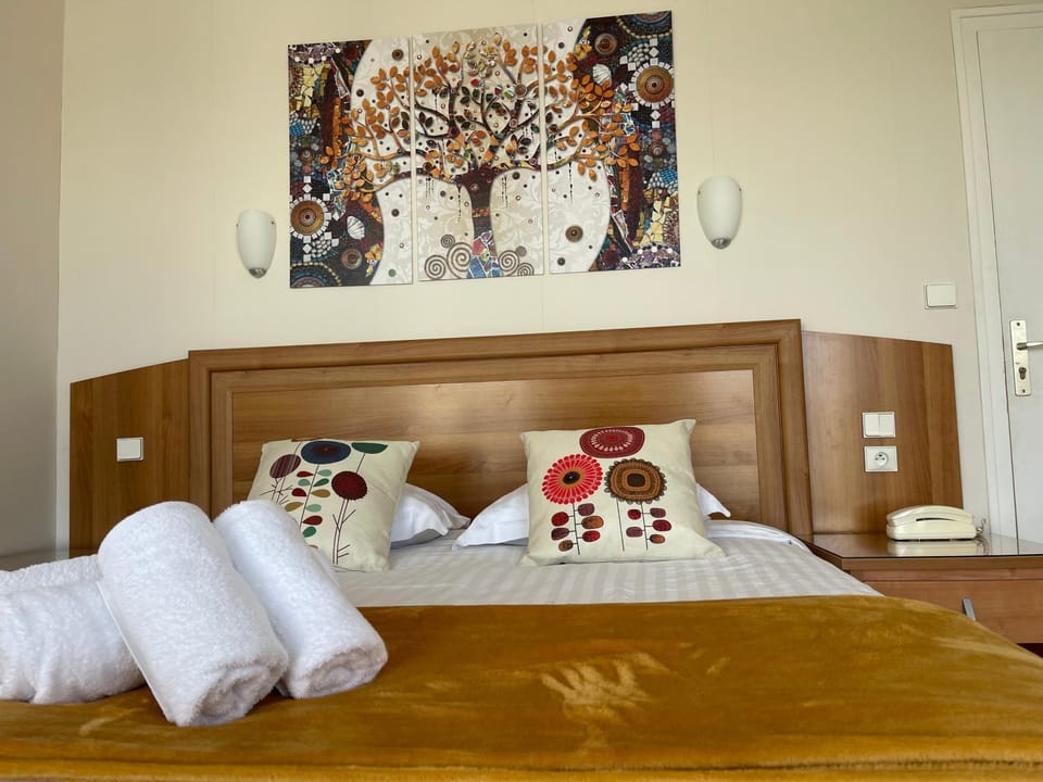 Bed, People, View (from property/room), Photo of the whole room, Decorative detail, Bedroom, furniture, towels