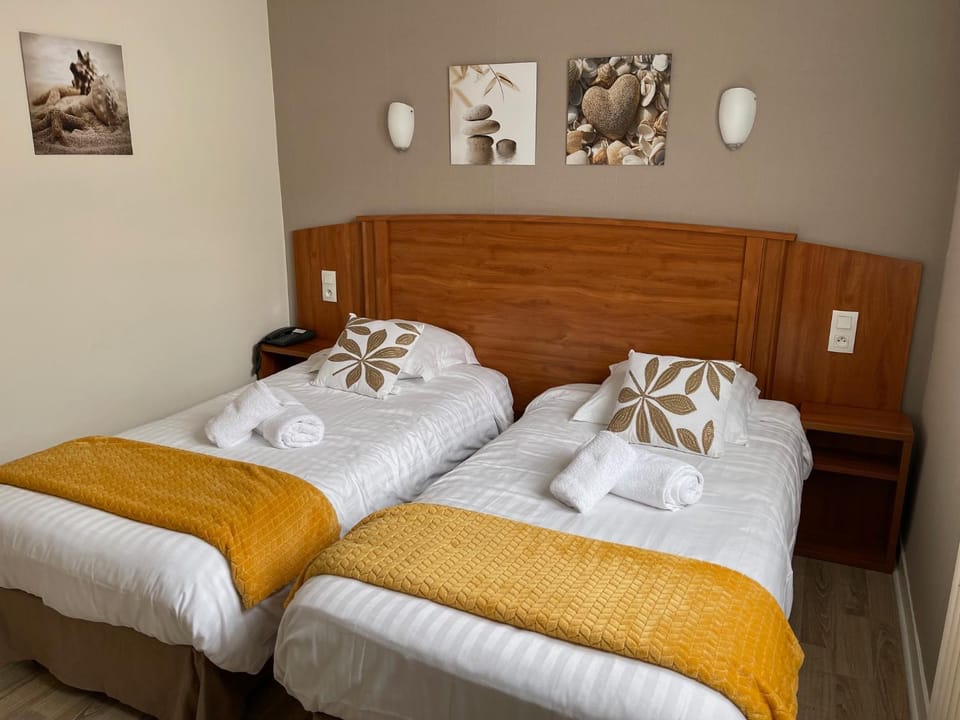 Bed, Photo of the whole room, Decorative detail, Bedroom, towels