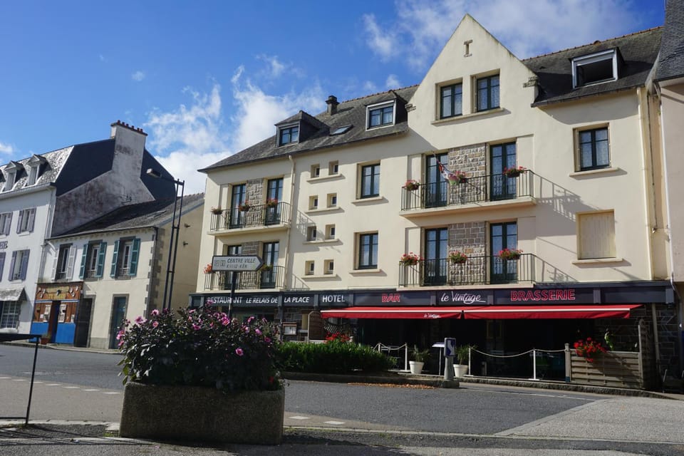 Property building, Restaurant/places to eat, Facade/entrance, Day, Neighbourhood, City view, Street view