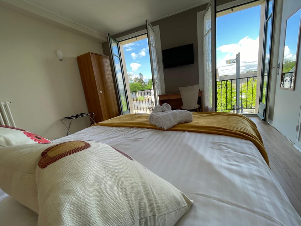 Bed, TV and multimedia, Balcony/Terrace, Photo of the whole room, Bedroom, City view, furniture