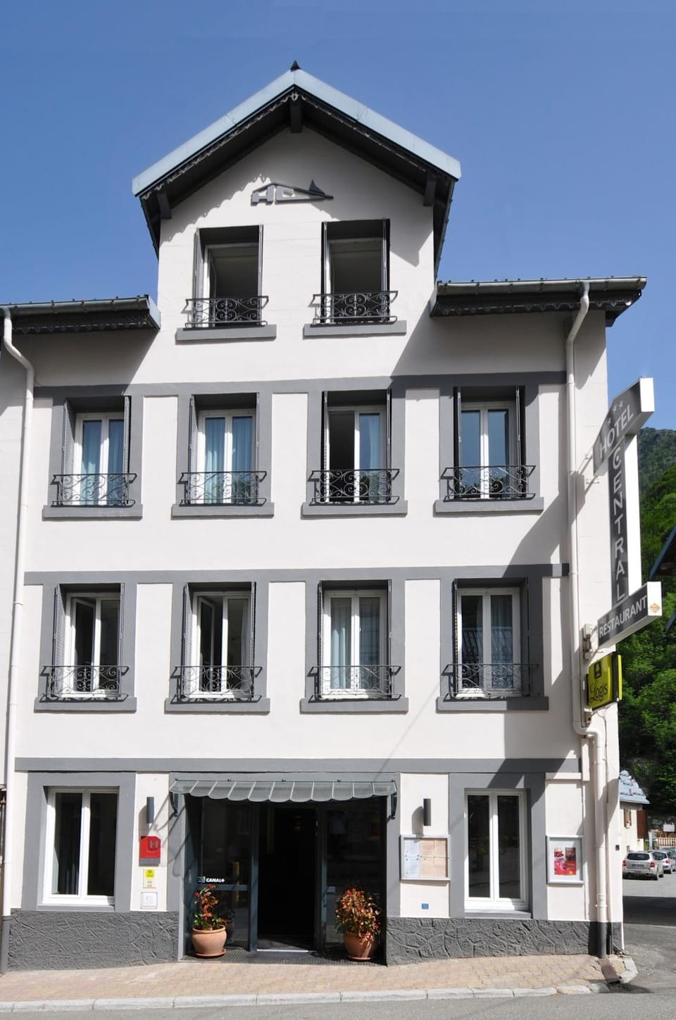 Facade/entrance