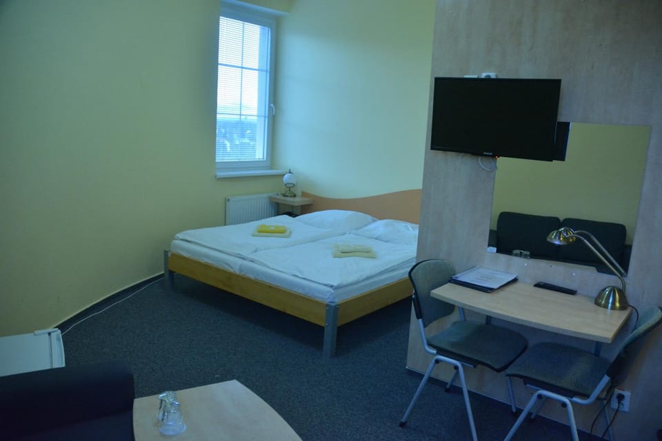 Bed, Seating area