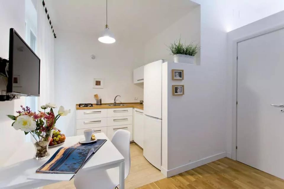 TV and multimedia, Kitchen or kitchenette, Dining area, Communal kitchen