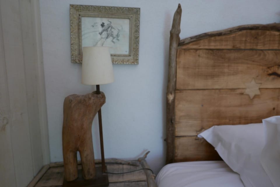 Property building, Bed, Photo of the whole room, Decorative detail, Bedroom, Swimming pool