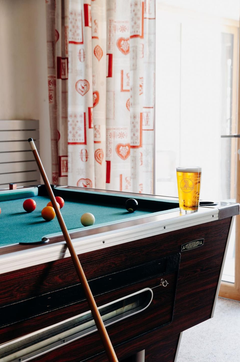 Billiard, Living room, Seating area