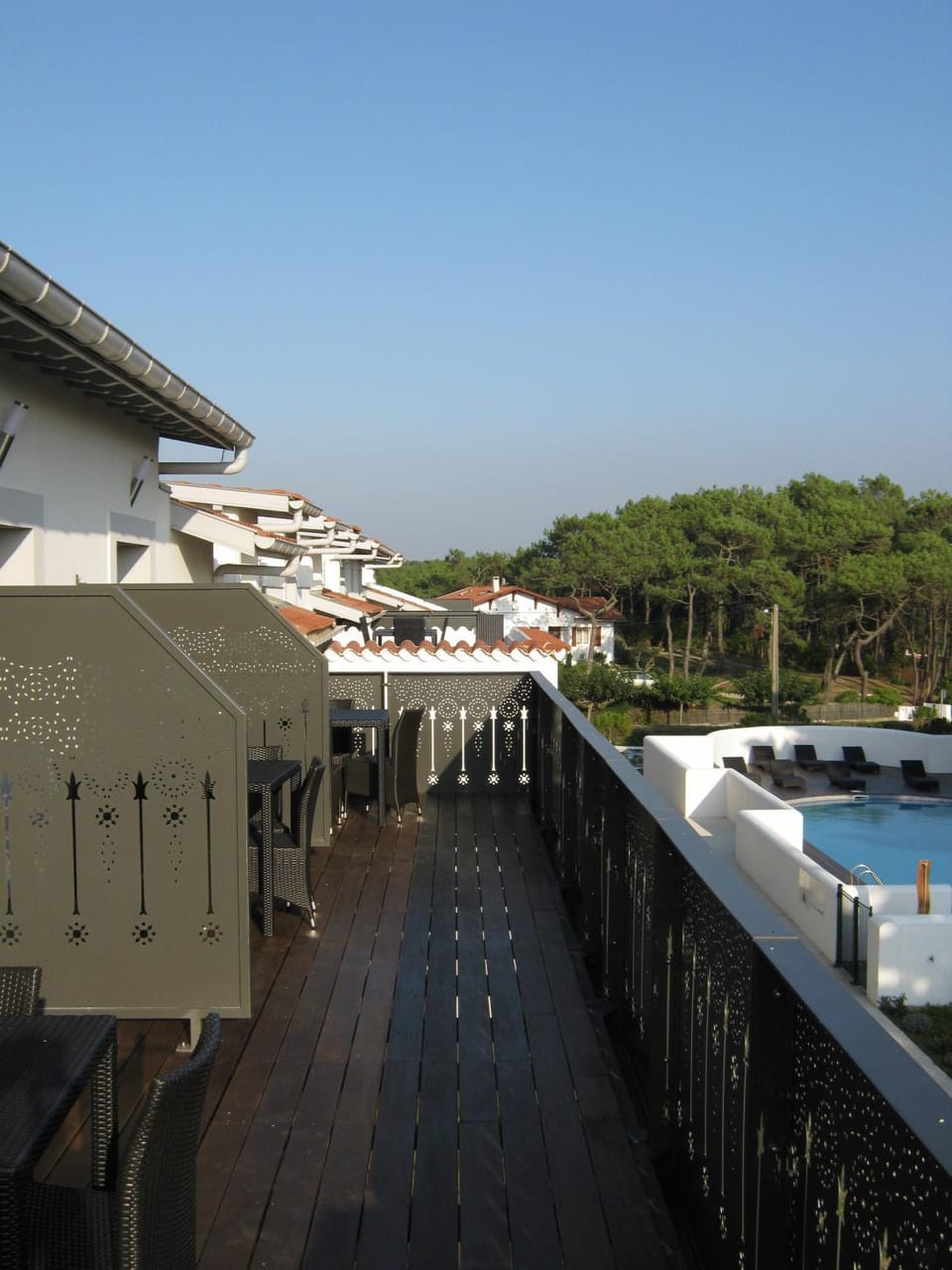 Property building, Natural landscape, Balcony/Terrace, Pool view, Swimming pool, Swimming pool