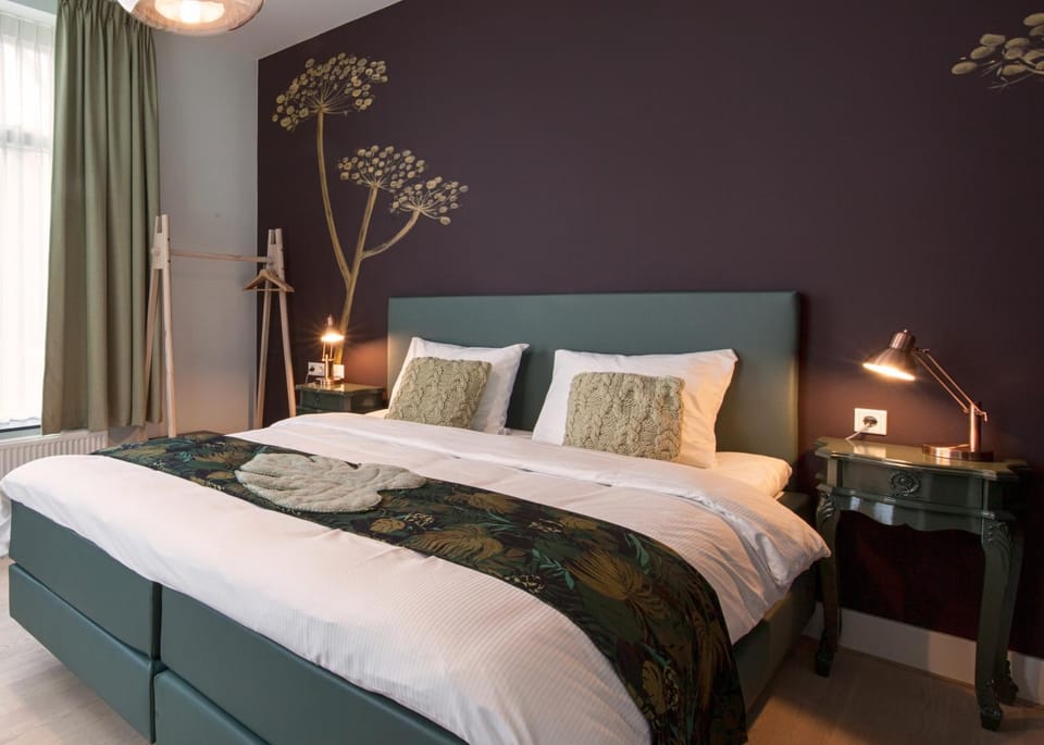 Bed, Photo of the whole room, Decorative detail