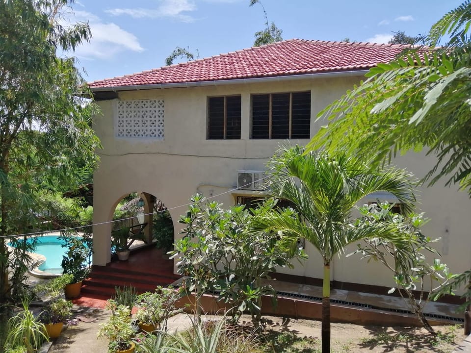 Sunset Villa's Tropical Garden House Villa in Kenya