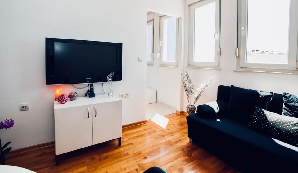 TV and multimedia, Living room, Seating area, Evening entertainment