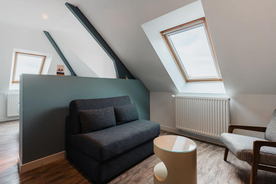 Living room, Seating area, internet