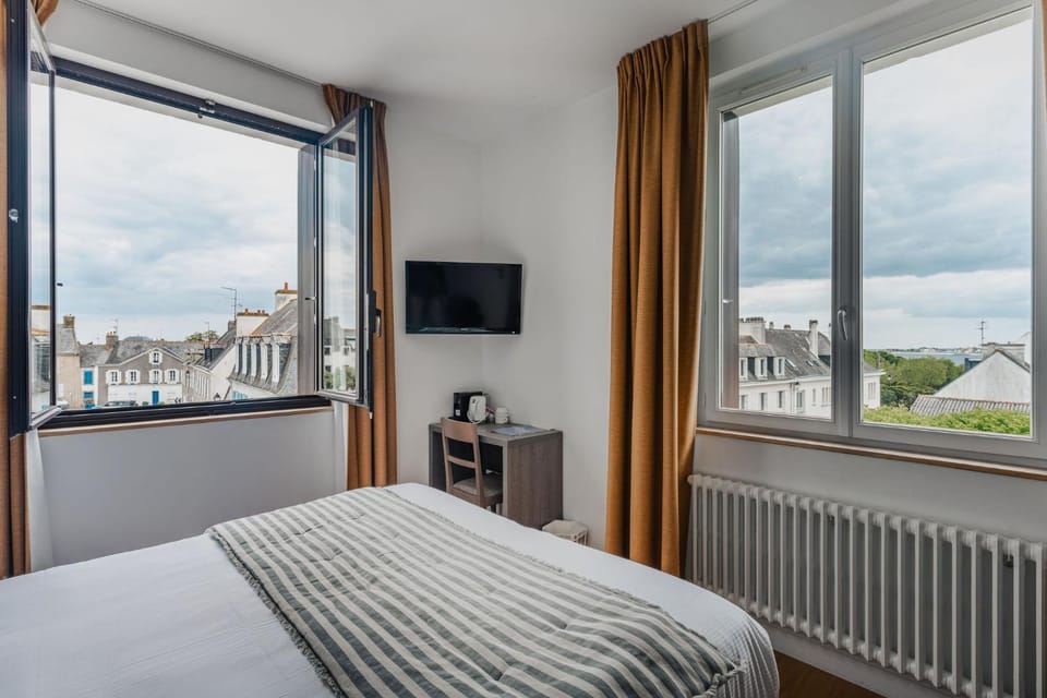 Bed, Bedroom, City view, Sea view, internet