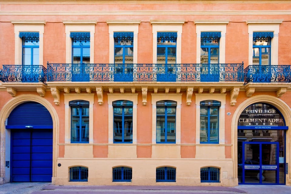 Facade/entrance