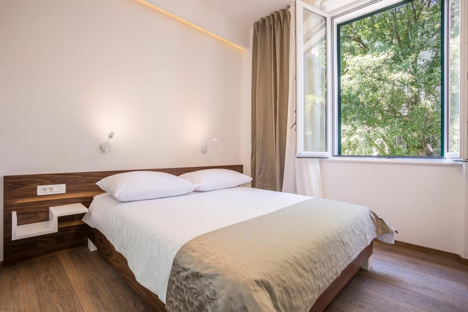 Bedroom, City view, Garden view