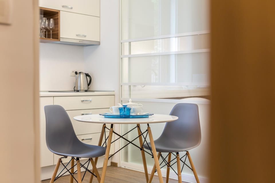 Coffee/tea facilities, Kitchen or kitchenette, Dining area